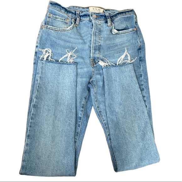 WE THE FREE Light Washed Button Front Frayed Hem Jeans - Picture 2 of 9